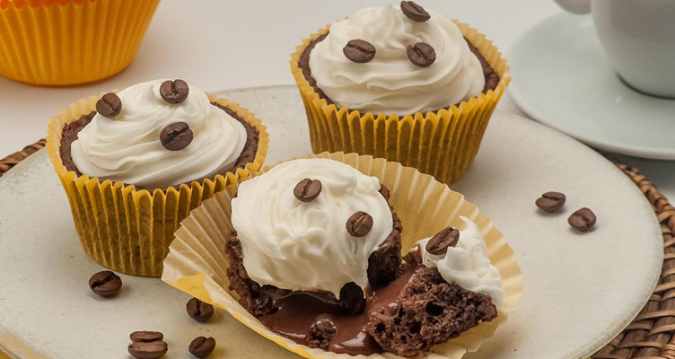 Cupcakes de café decorados com chantilly e grãos de café